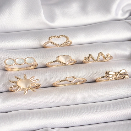 Pirinç Gold Renk Beyaz Mineli Kalp Model Kurdele Detay Kadın Yüzük Kombini