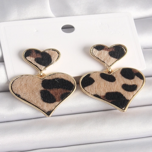 Pirinç Gold Renk Sallantı Leopar Kalp Model Kadın Küpe