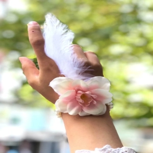Bride to be Nedime Gelin Bilekliği Tüy ve İnci Boncuk Detaylı Somon Renkli Bekarlığa Veda Partisi Bilekliği 10