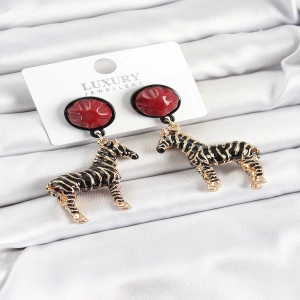 Pirinç Bordo Sallantılı 3D Zebra Model Gold Renk Kadın Küpe