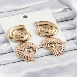 Pirinç Sarmal Sallantılı Deniz Kabuğu Vintage Model Gold Renk Küpe
